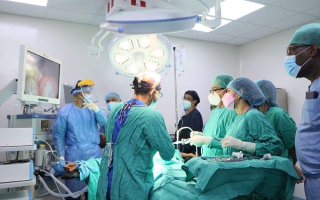 SNS registra récord histórico en cirugías con aumento de 34.3%