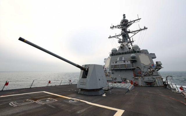 China hace despliegue ante el paso de un destructor de EEUU