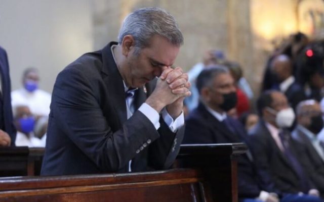 Abinader a la Virgen: “Que su manto nos cubra con fe y paz”