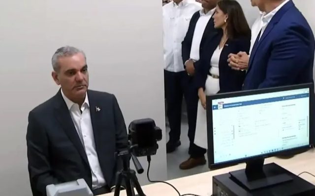Abinader realiza proceso para obtener pasaporte electrónico