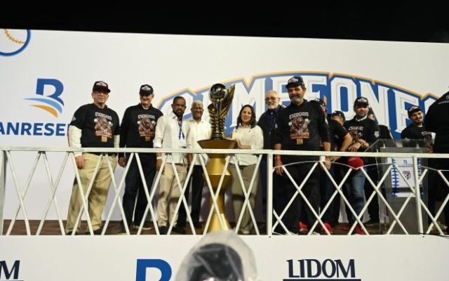 Banreservas entrega la copa de campeones a Leones Escogido