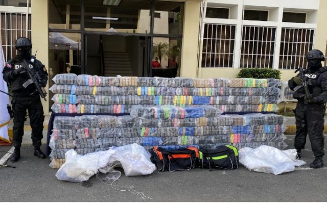 DNCD decomisa 863 paquetes de cocaína y arresta 2 hombres