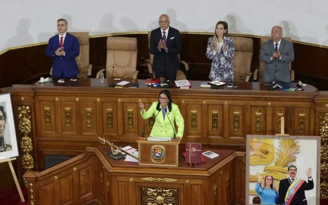 Delcy acusa EE.UU de impedir a Venezuela vender su petróleo