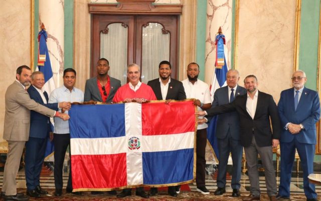 Presidente entrega la bandera dominicana a Leones Escogido