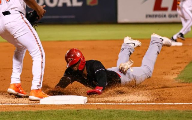 Leones dispone Toros; Aguilas sufren pero vencen a Gigantes