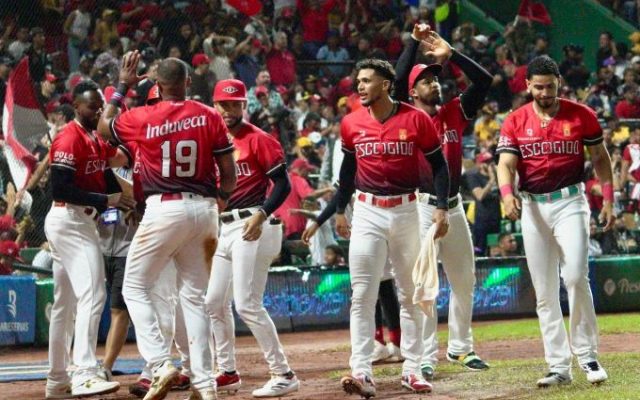 Escogido amplía ventaja en primero; Gigantes vencen Toros
