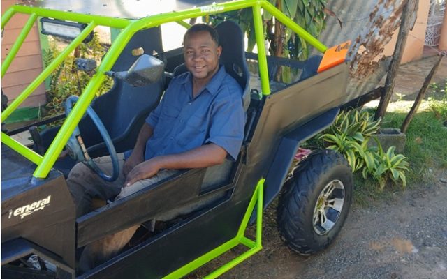 Con materiales reciclables, joven construye cuatrimoto