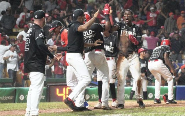 Leones remontan para vencer a Toros y lideran final beisbol RD