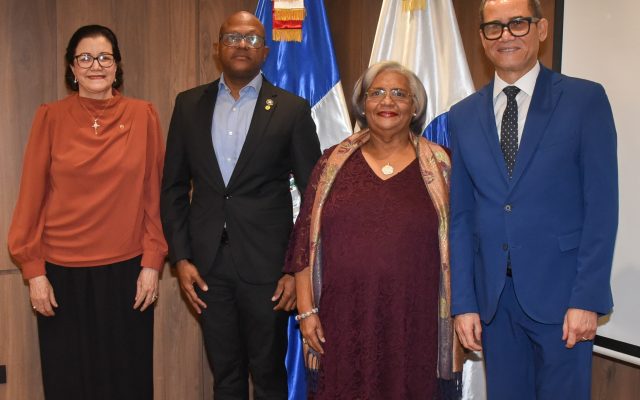 Juramentan representantes del Colegio Médico ante el CNSS