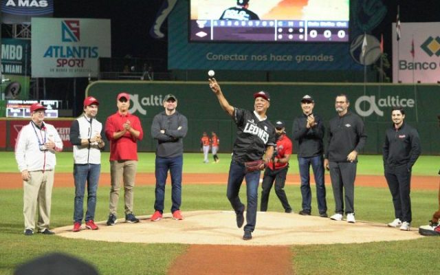 Leones del Escogido rinden homenaje a Moisés Alou