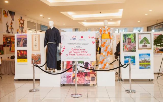 Embajada de Japón inaugura exposición calendarios y trajes