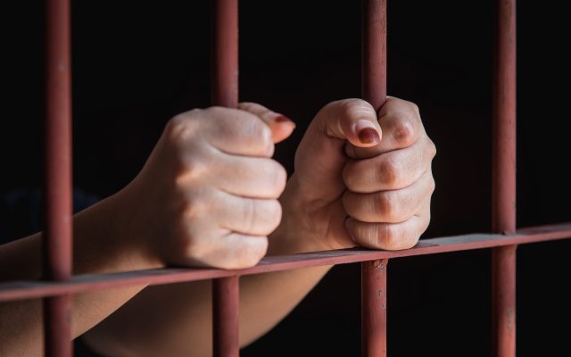 Dictan cinco años prisión mujer robó en casa donde laboraba