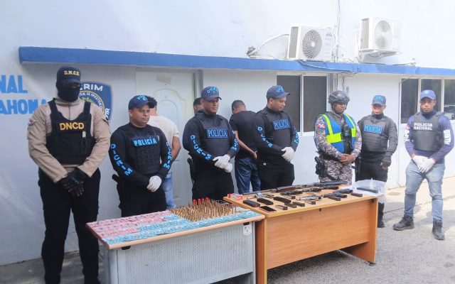 Policía apresa a tres personas y ocupa arsenal de armas y dinero