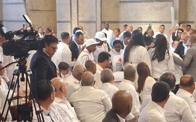 Padre de Ramfis Trujillo se desmaya durante misa Basílica