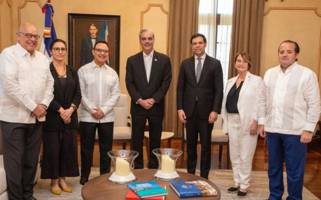 Abinader recibe a Michel Camilo y directivos del Berklee College
