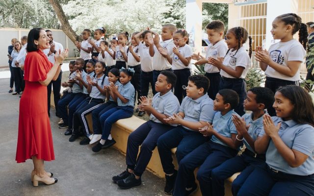 La Primera Dama imparte clase de Moral y Ética en barrio de SD