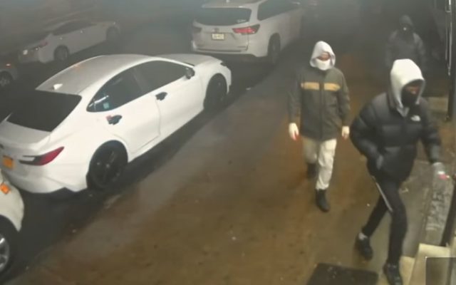 NY: Buscan tres encapuchados atracaron bodega en El Bronx