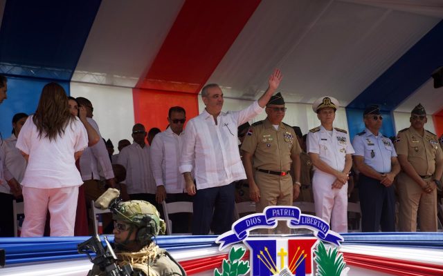 Abinader observa desfile del 213 aniversario natalicio Duarte