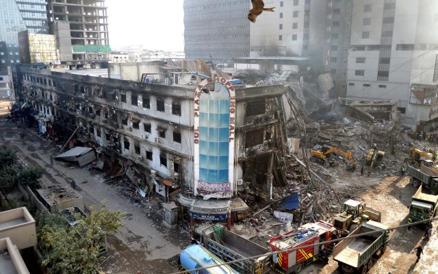 PAKISTAN: Incendio exclusivo Gul Plaza deja ya 73 muertos