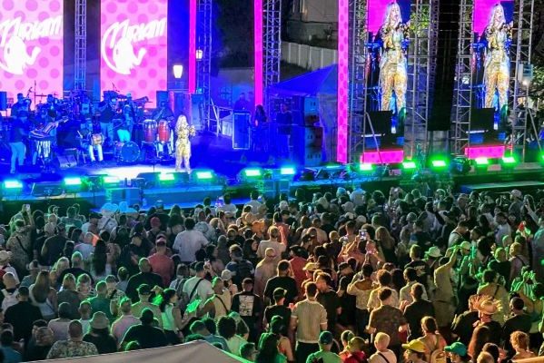 Artista Miriam Cruz se presenta con gran éxito en Puerto Rico