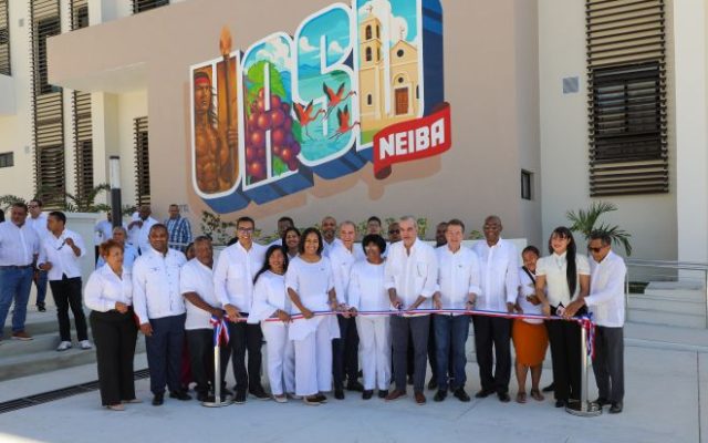 Abinader inaugura centro de la UASD y entrega títulos en Neiba