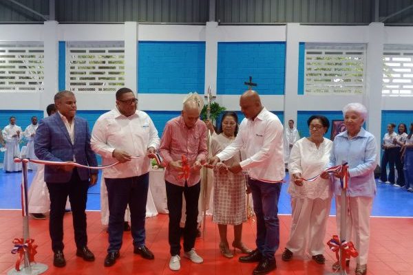 Inauguran en San Cristóbal el techado escuela de voleibol