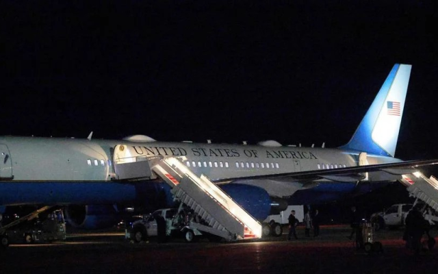 Avión de Trump falló y regresó a EEUU tras su salida hacia Davos