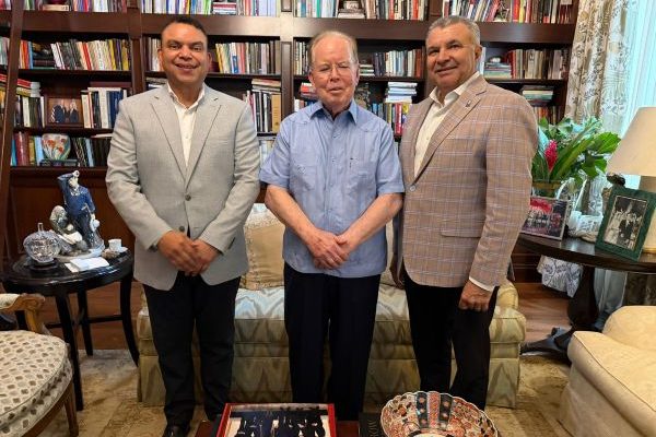 Titular SNS resalta compromiso con la salud ante Pepín Corripio