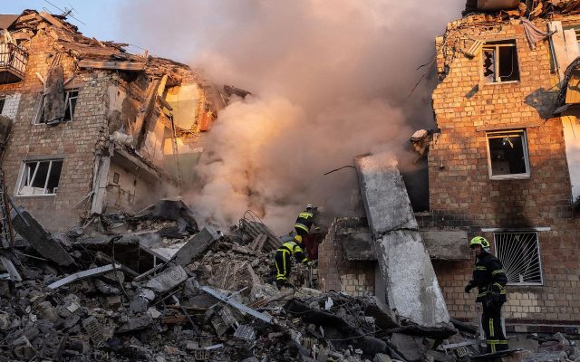 Un ataque ruso sobre Kiev deja al menos dos heridos y daños