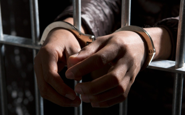 Dictan prisión contra una pareja quemó mano a niña de 10 años