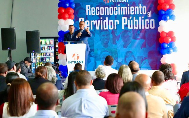 INTRANT reconoce trayectoria de 56 servidores públicos