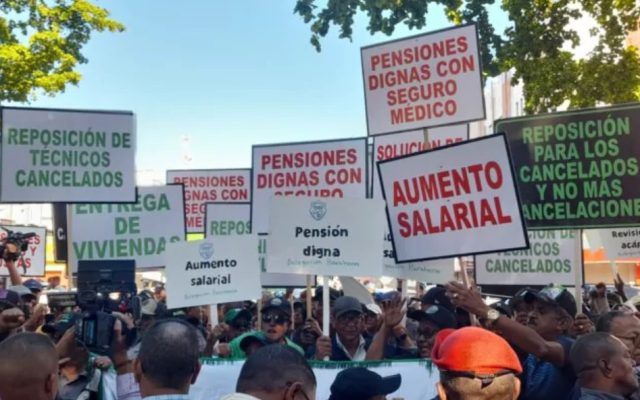 Agrónomos marchan al Palacio en demanda aumento salarial