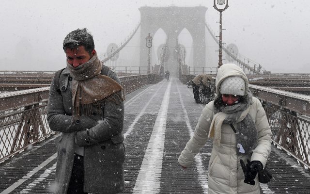 Suben a 14 muertes por frío en NY pese a medidas emergencia
