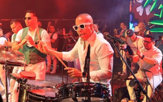 Música salsa contagia público del Carnaval Vegano 2026