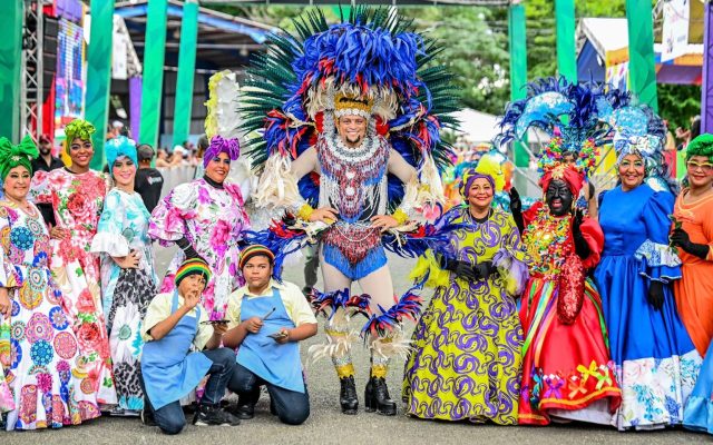 SANTIAGO: Se inicia carnaval con un derroche de colorido