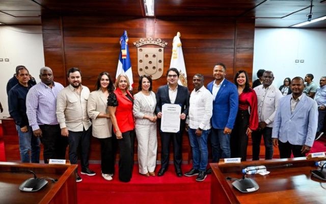 Concejo Santiago declara Hijo Adoptivo a Hostos Rizik Lugo