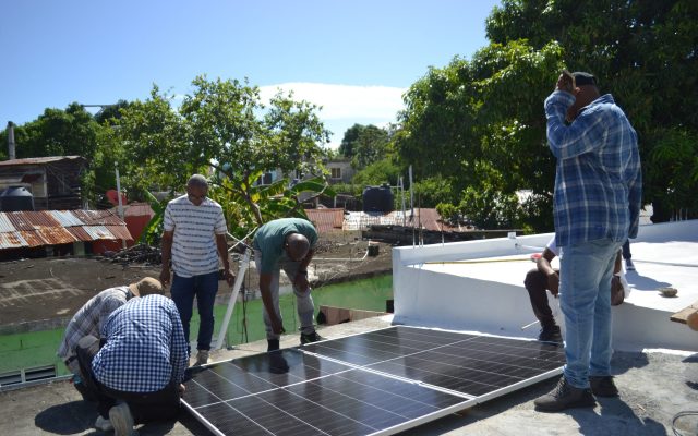 Exigen consulta de reglamento sobre paneles solares en techos