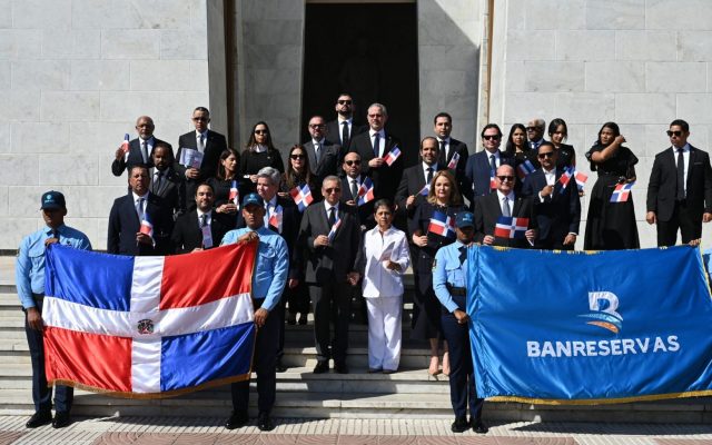 Banreservas deposita ofrenda floral en el Altar de la Patria 
