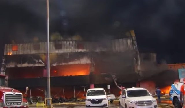 Un fuego afecta tienda L&R Comercial en Charles de Gaulle