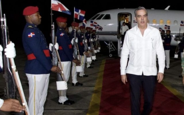 Abinader regresó al país tras su viaje a Emiratos Árabes Unidos