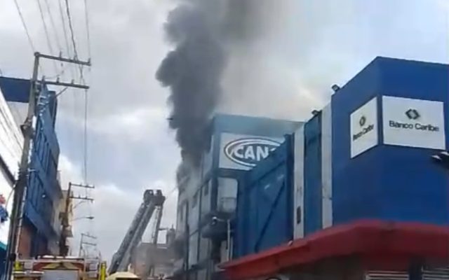 Un incendio afecta Almacenes Garrido, en ave. Duarte, de SD