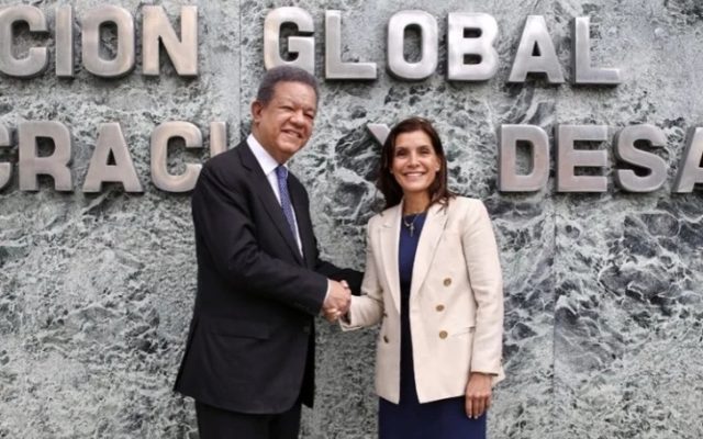 Embajadora de EEUU visita al expresidente Leonel Fernández