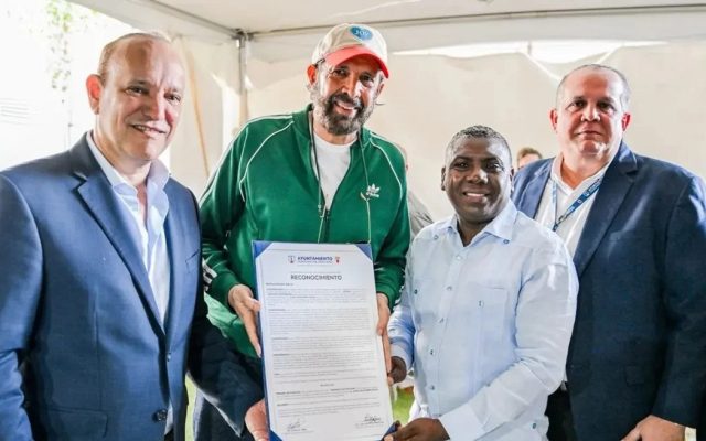 Alcaldía de Santiago honra al cantautor RD Juan Luis Guerra