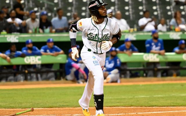 Estrellas firman al jardinero Raimel Tapia por dos años