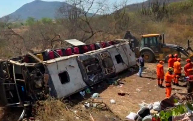 BRASIL: Al menos 15 muertos al volcarse un autobús en el este