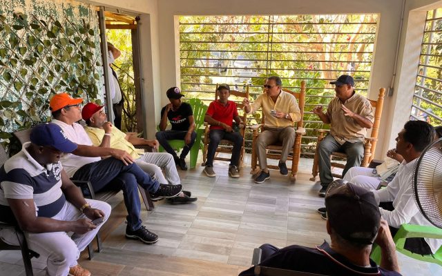 Abel comparte con dirigentes del PLD y arroceros en Dajabón