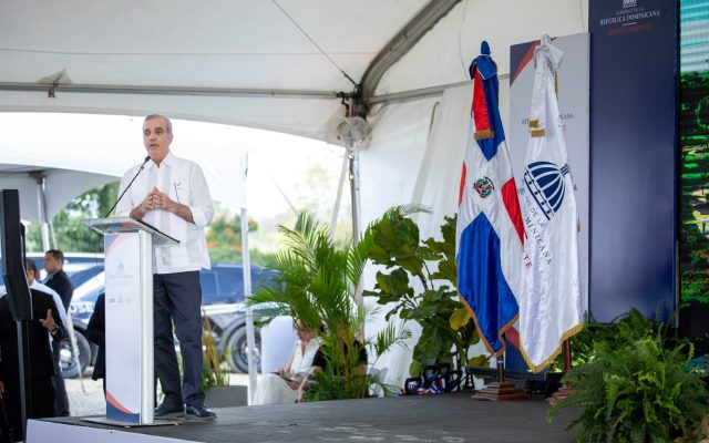 Abinader da inicio saneamiento ambiental vertedero Duquesa