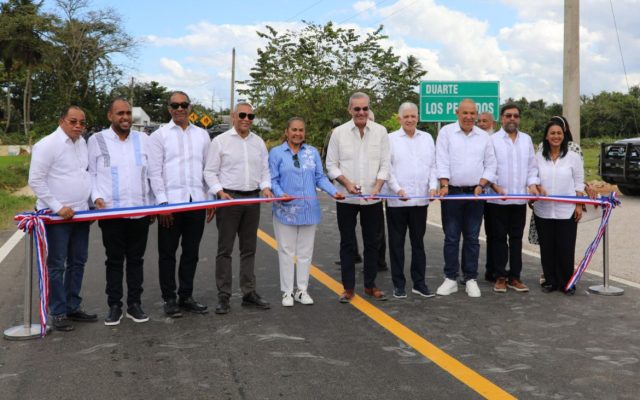 Presidente entrega carretera y muro de gaviones en Villa Riva