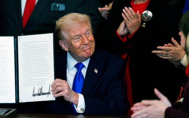 Entró en vigor el nuevo arancel global 15% impuesto por Trump