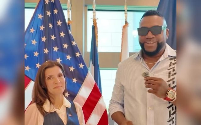 Embajadora de EEUU recibe al expelotero de GL David Ortiz